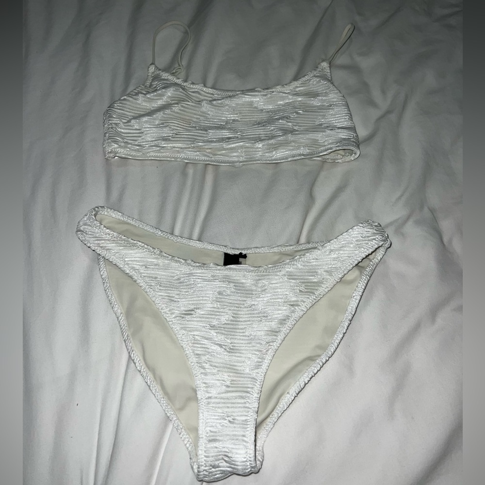 triangl wave design white bathing suit set